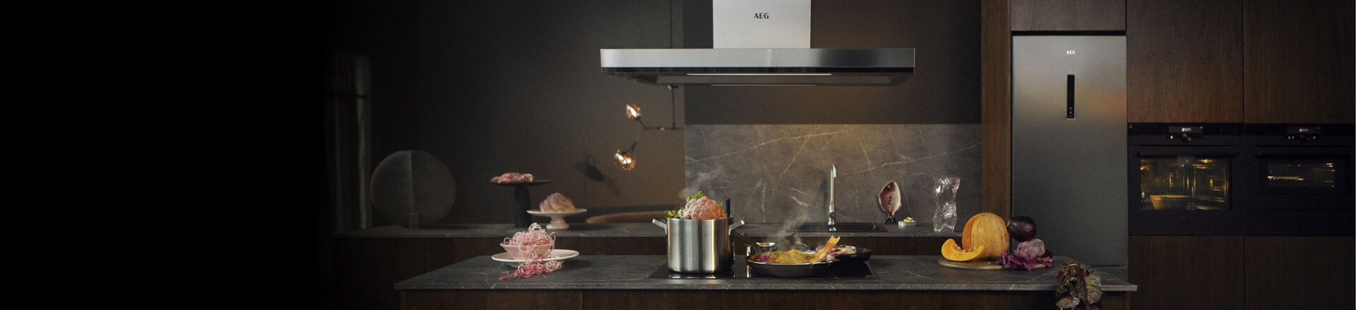 90 cm tvaika nosūcējs piestiprināts pie virtuves griestiem